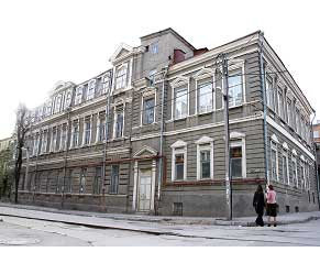 Продажа помещений свободной планировки от 400 до 1250 кв.м. в трехэтажном здании, расположенном на ул. Станиславского,71 в городе Ростов-на-Дону. Местоположение здания - центр города, высокая интенсивность людских потоков. В непосредственной близости находятся коммерческие магазины, кассы аэрофлота, представительства банков. Цена 44000 руб./кв.м. Также продаются подвальные помещения, площадью 471 кв.м., расположенные по адресу ул. Московская, 72. Рядом расположен Центральный рынок. Цена 5000000 руб.