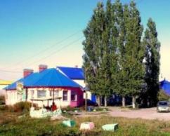 5 км от Воронежа, в с. Новая Усмань, кафе-гостиничный комплекс на трассе Москва- Сочи, ПРОДАЁТСЯ. Есть - газ, свет, вода, овощехранилище (погреб), две сливные ямы (15 и 54 куб. м.), две скважины для воды, туалет (жен. - 6 кабин, муж. - 5 кабин), душ - 1 кабина, два мангала ( летний и зимний). Здания: комплекс,- 500 кв. м. Земельный участок: 15 соток в собственности. 20 сот под парковку. Стоимость: - 15 млн. руб., торг уместен. Вид недвижимости: кафе/бар, гостиница, дорожный сервис.