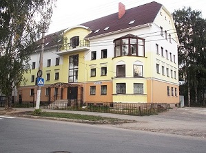 Сдаются в аренду офисные помещения от собственника по адресу: г. Кострома, ул. Лагерная, 15А. 4 этажа, общая площадь помещений под аренду – 1367 кв.м. на разных этажах. Отличное состояние, все коммуникации, охранная сигнализация. Офисы от 10 до 58,4 кв.м. Стоимость аренды — 700 руб. за 1 кв.м.