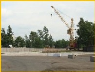 Открытая площадка 3020 кв.м. с башенным краном КБ-100/3А г/п 5 тн для хранения металлопроката, трубной продукции, строительных материалов. Удобные подъездные пути, прямые московские телефонные номера, высокоскоростной доступ в Интернет, круглосуточная вооруженная охрана, контрольно-пропускная система, бесплатная охраняемая автостоянка для сотрудников, стоянка грузовых машин, столовая, офисные и складские помещения.