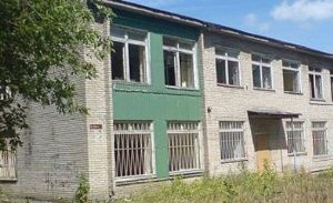 2-х этажное административное здание (назначение любое) 1050 м2 + участок 0,48 га. Рядом школа. Лес. Охотхозяйство. Каскад прудов - 1 км. Асфальт до здания. Вода. Канализация. Своя подстанция.