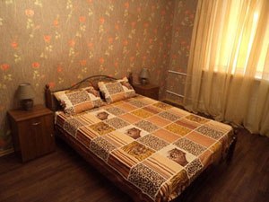 Сдается комната посуточно,на ночь и по часам, 4 мин. пешком от метро. Без посредников. 3-комнатная квартира,с изолированными комнатами,каждая комната закрывается на ключ. Со всем необходимым для комфортного проживания. Вся бытовая техника: телевизор, холодильник, стиральная машина автомат, чайник, утюг. Всегда в комплекте свежее постельное белье, полотенца, средства гигиены. Расчётный час - 14:00. Бронирование на ночь - 1800 руб., почасовая бронь: от 2-х часов - 1000 руб, каждый последующий - 200 руб.