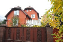 продам кирпичный коттедж общей площадью 370 кв.м. , 14 км от МКАД, г. Домодедово, 1й Московский проезд, 3 этажа. Меблирован. Удобная планировка комнат, сауна, бассейн, газ, вода, канализация все центральное. Участок 12 соток в собственности. Центр города Домодедово. Готов к проживанию. Недалеко от города река Пахра. Свободная продажа. Гараж в цоколе.17 млн. рублей.