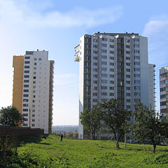 ПРОДАЮ 3х ком. кв-ру в новостройке 2 км от Москвы г.Видное, 3-комн. кв-ра, 2 км от МКАД,15 мин. тр. от м. Кантемировская, просп.Ленинского комсомола, 14/18 мон. ж/д., общ. 100, жилая 53 (20/18/15/), кухня 19, лодж., 2 с/у, отличная планировка, окна выходят на 2 стороны дома, новостройка, дом построен, новые коммуникации, развитая инфраструктура, подземный паркинк. цена $310тыс. Руслан