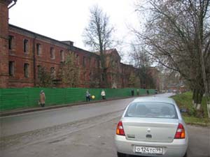 Продается отдельно стоящее здание в городе Яхрома, Московской области, в 47 км. от Москвы по Дмитровскому шоссе. Рядом находятся горнолыжные курорты. Возможное использование - гостинично оздоровительный комплекс. Объект находится под охраной. 3-х этажное здание с кирпичными стенами и внутренним железобетонным каркасом, общей площадью примерно 6700кв. м. без учета подвальных и чердачных помещений. Т образное в плане, с четырьмя небольшими подвалами.