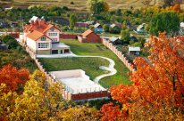 Продается 3-х этажный дом на Волге,в заповеднике» Самарская Лука», в с.Жигули Расстояние:от Тольятти-35 км,от Самары-100км, от шоссе М5-7 км,от реки Волга и р.Уса-500м. Площадь дома 1200 кв.м., под чистовую отделку,в составе-зал с камином,кухня-столовая,3 спальни с ванными и гардеробами,библиотека,биллиардная,винный погреб,бассейн 10х5,баня-сауна,2 гаража на 3 машины,и др. Участок 50 соток ,огражден капитальным кирпичным забором. Теннисный корт по евростандарту 36х18м.