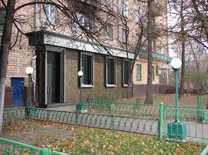 г.Москва , Ленинский проспект д.52, 160 кв.м Хорошее месторасположение, большая проходимость и высокая транспортная активность. 1-я линия домов, 3 больших витринных окна, все коммуникации, капитальный ремонт, кондиционер, выделенный Интернет, телефон МГТС, подсобное помещение, санузел. В здании расположены: отделение Сбербанка, бутики "Калигула", "U.S. POLO ASSN", "Casharel", "Экскваер", магазин мебели.