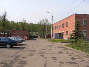 Продается Производственное здание свободного назначения с ЗЕМЛЕЙ и Мощностью 1600 КВТ Полную информацию и Фото Производственного комплекса смотрите на сайте! Производственный Объект включает в себя : - Кирпичное 2х этажное здание площадью 1275,4 кв.м. -Земля- 0,7 га в собственности -Коммуникации – центральное отопление, канализация, вентиляция -Производственная мощность - 1600 Квт; -Стоянка; -Охрана; -Огороженная территория СОБСТВЕННИК
