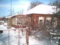 Продаю 3/5 дома ( разделенный, с ПМЖ ), на 10 сотках земли в жилой деревне.65 км от МКАД. Рязанское напр.,Воскресенский р-н, развитая инфраструктура, автобус, школа. Круглогодичный подъезд. Электричество, печь в доме. Вода на участке. Возможен ГАЗ. Цена 21 т 500 дол. США.