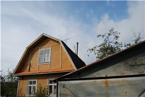 Продаю дачу, в обжитом садоводстве, по Мурм шоссе,57км.20 мин по шоссе. На участке в 6 соток: 1)дом бревенчатый , обшит вагонкой, 1 этаж-бол комната, мал.комната, веранда-кухня,2 этаж-1 комната и 2 большие кладовки 2) 2 колодца 3) баня,туалет. 4) метал.гараж 5)плодовые деревья, кусты Возможность подвода водопровода. Порядочные соседи. на этой линии находится магазин(5 мин), работают сторожа,тихое, спокойное садоводство.Удобное сообщение Все документы готовы. Продажа от собственника. 1 300 000р Торг.
