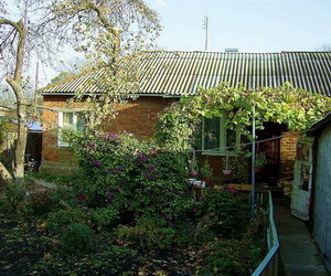 Продаётся дом. Тульская обл., Чернский район. 100кв. м, 5 комнат, природный газ, вода горячая и холодная, канализация, большой гараж, огород, всесезонный подъезд, рядом лес, пруд, школа, магазин. Тургеневские места. 500 м от трассы Москва-Крым, 250 км до МКАДа.