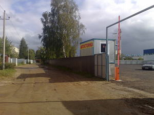 Продается автостоянка, 0,5 Га Волоколамское ш., 13 км. от МКАД, Красногорский район, п. Нахабино. Автостоянка готова, огорожена, выровнена территория и засыпана щебнем, установлены ворота, проведен свет. Стоянка работает. Переуступка прав аренды на 49 лет или аренда на 200 машиномест. Документы готовы. Собственник. Цена 40 000 000 р. 8 31