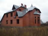 Продается 4-х уровневый коттедж 560 м2 под отделку, в пос. Вялки (Малаховка), 20 соток правильной прямоугольной формы, 10-12 км от МКАД по Рязанскому ш. Стены толстые, полностью из красного кирпича, перекрытия из плит ЖБИ. В доме бассейн, зимний сад, гараж со своим подвалом. скважина, яма-септик, газ и свет по границе участка. Постройка-баня из кирпича 12х3,5м (2 комнаты). Рядом лес, река. Цена 489 тыс.дол. (торг). Анто моб.