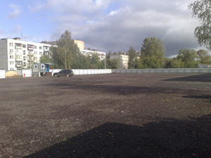 Продается автостоянка, 0,5 Га Волоколамское ш., 13 км. от МКАД, Красногорский район, п. Нахабино. Автостоянка готова, огорожена, выровнена территория и засыпана щебнем, установлены ворота, проведен свет. Стоянка работает. Переуступка прав аренды на 49 лет или аренда на 200 машиномест. Документы готовы. Собственник. Цена 40 000 000 р. 8 31