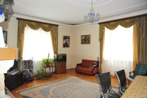 продам кирпичный коттедж общей площадью 370 кв.м. , 14 км от МКАД, г. Домодедово, 1й Московский проезд, 3 этажа. Меблирован. Удобная планировка комнат, сауна, бассейн, газ, вода, канализация все центральное. Участок 12 соток в собственности. Центр города Домодедово. Готов к проживанию. Недалеко от города река Пахра. Свободная продажа. Гараж в цоколе.17 млн. рублей.