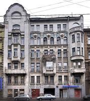 Уютная большая комната (18 м2) посуточно в центре Санкт-Петербурга метро Василеостровская . Адрес: 9-я линия, дом 18. В чистой ухоженной квартире, просторная кухня , два холодильника, газовая плита, две мойки. Два санузла, два отдельных туалета, стиральная машина, телевизор, интернет . . Бронирование без предоплаты. 1 чел - 800 руб/сут, 2 чел - 1200 руб, 3 чел - 1500 руб, 4 чел – 2000 руб.