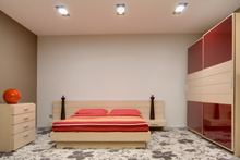 SPA – комплекс «Невястата» (Neviastata), Пампорово, 85 км от Пловдива, 1 700 метров над уровнем моря, 800 метров до действующей канатной дороги «Студенец». 1 час до Аэропорта. Монолитный шестиуровневый жилой и туристический комплекс с видом на район Райковски Ливади и долину г. Смолян. В доме 55 квартир (от 55 кв.м. до 140 кв.м.), на каждую квартиру выделен гараж или парковочное место. Дом круглосуточно охраняется и оснащён системой безопасности. Дом предназначен для круглогодичного проживания.